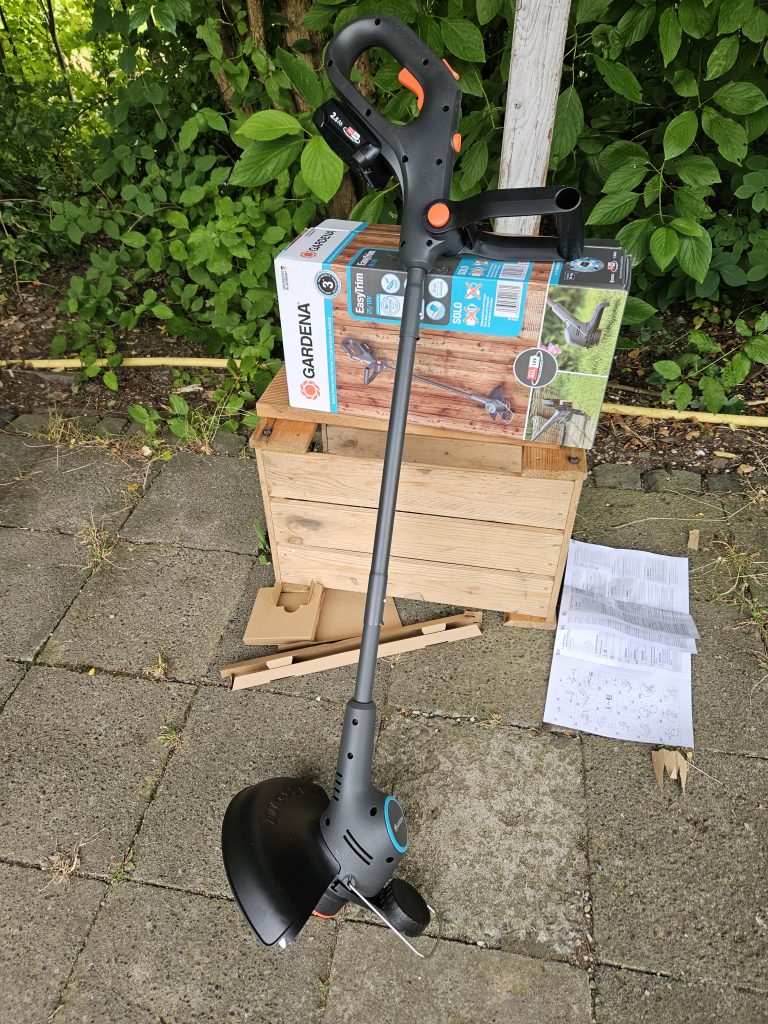 Gardena-Rasentrimmer, aufgebaut, vor der Originalverpackung
